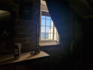 - une fenêtre dans une chambre avec une table et une bougie dans l'établissement Mary wine house, à Pisticci