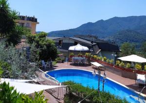 un complexe avec une piscine et un bâtiment dans l'établissement Villa Elvira, à Pellezzano