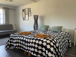 een slaapkamer met een zwart-wit dekbed op een bed bij Villa Aronia in Porvoo