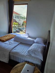 Ένα ή περισσότερα κρεβάτια σε δωμάτιο στο A&K Homestay Dieng