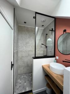 uma casa de banho com um lavatório e um chuveiro em Chambres privées proche DISNEY Parcs em Chanteloup En Brie