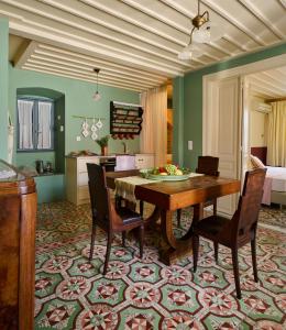 a kitchen and dining room with a table and chairs at Sto Roloi Island Houses in Poros