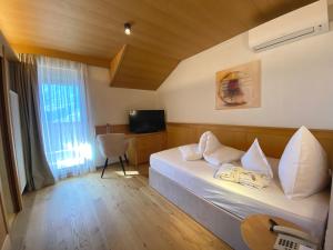 TV a/nebo společenská místnost v ubytování Hotel Schlosswirt
