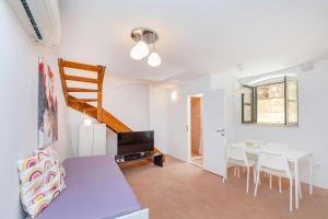ein Wohnzimmer mit einer Treppe und einem Tisch in der Unterkunft Apartment Potkova in Dubrovnik