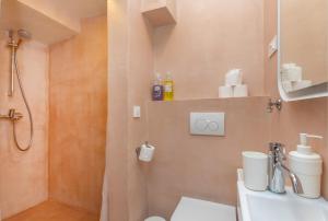 ein Badezimmer mit Dusche, Toilette und Waschbecken in der Unterkunft Apartment Potkova in Dubrovnik