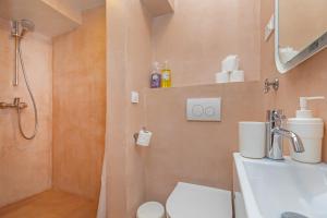 ein Badezimmer mit Dusche, Toilette und Waschbecken in der Unterkunft Apartment Potkova in Dubrovnik