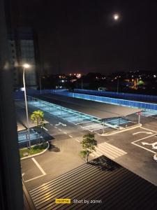 uma vista para um parque de estacionamento à noite em d'zam residensi seri serindit em Bukit Baru