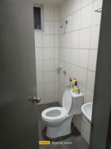 uma casa de banho com um WC e um lavatório em d'zam residensi seri serindit em Bukit Baru