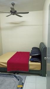 um quarto com uma cama e uma ventoinha de tecto em d'zam residensi seri serindit em Bukit Baru