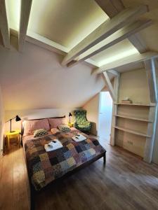 una camera con un letto con una trapunta sopra di Matějovec38 a Český Rudolec