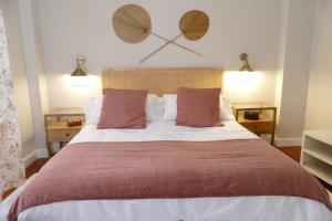 1 dormitorio con 1 cama grande y 2 almohadas en BilbaoBonito -Campo Volantin- Exterior 5min Guggenheim -Parking en Bilbao