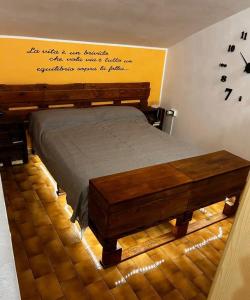 una camera da letto con un letto con una panca accanto ad essa di Ambra a Palazzuolo sul Senio