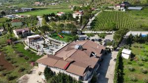 una vista aérea de una casa con jardín y patio en Hotel Ago en Berat