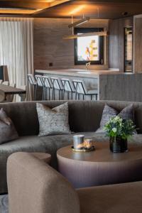 ein Wohnzimmer mit einem Sofa und einem Tisch in der Unterkunft No 14 Verbier in Verbier