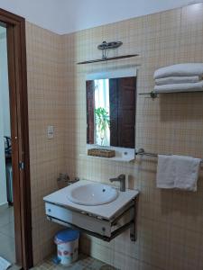 y baño con lavabo y espejo. en Đại An Hotel N, en Ninh Binh