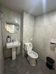 ソウルにあるR Guesthouse Jongmyoのトイレと洗面台付きのバスルーム