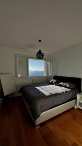 Un dormitorio con una cama y una ventana. en Superbe Appartement 2 chambres avec vue sur la mer et la montagne, en Marsella