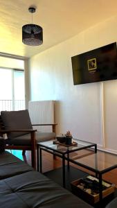 una sala de estar con un sofá y una mesa en Superbe Appartement 2 chambres avec vue sur la mer et la montagne, en Marsella 20 fotos más