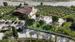 una vista aérea de un edificio con un parque en Hotel Ago en Berat