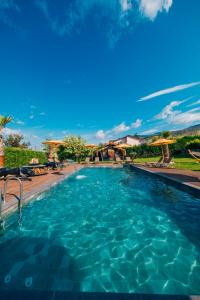 ein großer Pool mit blauem Wasser in der Unterkunft Babil Bungalow Boutique Hotel in Kartepe