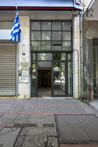 una entrada a un edificio con una puerta abierta en WeStay Apartments, The Luxury Suites, en Tesalónica