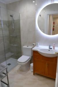 y baño con aseo, lavabo y ducha. en BilbaoBonito -Campo Volantin- Exterior 5min Guggenheim -Parking en Bilbao