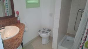 Kupatilo u objektu Studio 5min walk from the beach