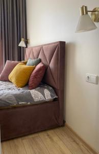 1 cama con 2 almohadas en una habitación en Kunigiškiai Mano Jūra2 apartamentai en Palanga