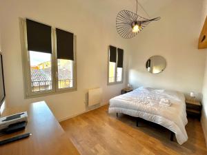 1 dormitorio con cama y ventana grande en MAISON LOJE en Saint-Maximin-la-Sainte-Baume