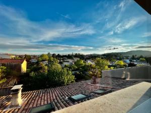 una vista desde el techo de una casa en MAISON LOJE en Saint-Maximin-la-Sainte-Baume