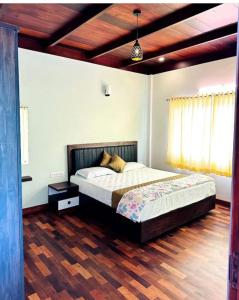 1 dormitorio con 1 cama y suelo de madera en The Black Stone, en Munnar