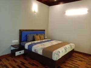 sypialnia z łóżkiem w pokoju w obiekcie The Black Stone w mieście Munnar