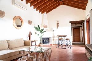 ein Wohnzimmer mit einem Sofa und einem Tisch in der Unterkunft Villa Helda - Private Bedroom in a Shared Villa of 4 bedroom in Villaverde