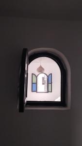 Cette chambre offre une vue sur une fenêtre. dans l'établissement Dar Gara, à Tanger