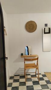 uma mesa de madeira com uma chaleira no topo de um quarto em Dar Gara em Tânger