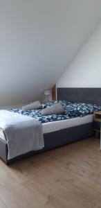 ein Bett mit zwei Kissen darauf in einem Schlafzimmer in der Unterkunft Apartamenty Gościniec Re-Max in Mrzeżyno