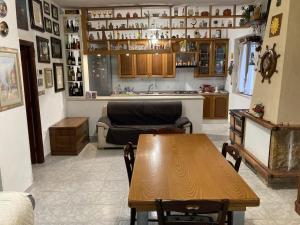 リド・ディ・フォンディにあるcasa Ginevraのテーブルとソファのあるリビングルーム