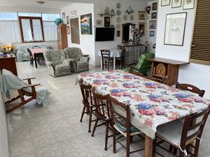 リド・ディ・フォンディにあるcasa Ginevraのテーブルと椅子のあるダイニングルーム