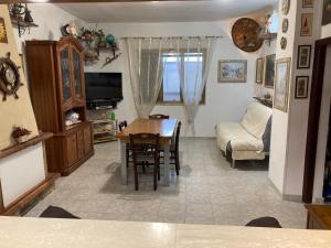 リド・ディ・フォンディにあるcasa Ginevraのテーブルとソファのあるリビングルーム