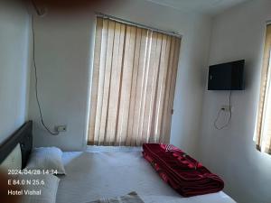 เตียงในห้องที่ Hotel Vishal