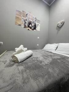 Meraki house of kalymnos Apartments في كاليمنوس: غرفة نوم عليها سرير وفوط
