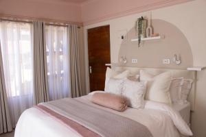 艾伯頓的住宿－Neapolitan Guesthouse，卧室配有白色的床铺和白色的枕头