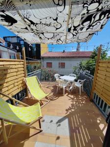 a patio with chairs and a table and a table and chairs at Casa Vacanze Susanna in Monfalcone