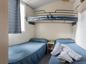 2 camas en una habitación con litera en Sporting Club Village, en Mazara del Vallo