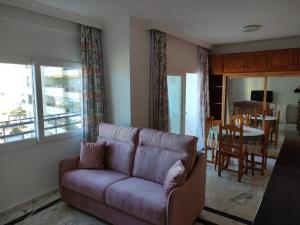 Una sala de estar con un sofá y un comedor. en Apartment in Marbella First Line Beach Apto 4-3, en Marbella