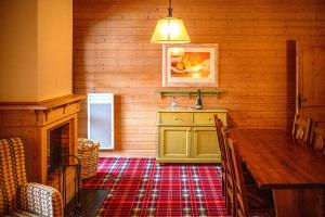 a dining room with a table and a fireplace at Arc 1950, Hameau du Glacier, Dernier étage , 63m2 , 5m de hauteur sous plafond dans le séjour, Cheminée, Balcon Sud, Piscine, ski aux pieds in Bourg-Saint-Maurice +8 photos