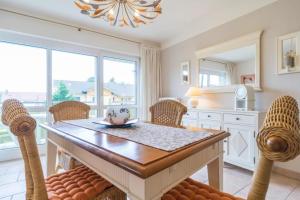 a kitchen with a dining room table and chairs at Ferienwohnung 07 Am Kuestenwald in Ostseebad Koserow