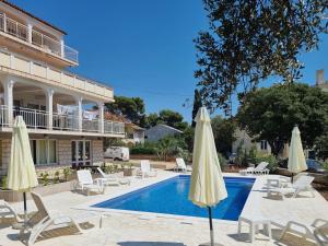Πισίνα στο ή κοντά στο Rooms Gordy in the Center Novalja with Pool