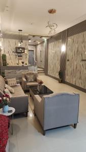 salon z 2 kanapami i stołem w obiekcie جوهرة المطار w mieście Al Mikhlaf