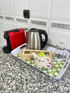 un vassoio con un set per la preparazione del tè su un bancone della cucina di Vivienda con Parking incluido - Zona Van Dyck a Salamanca